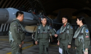 이왕근 공군참모총장, 취임 후 첫 지휘비행···KF-16 전투기 탑승