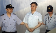 박 전대통령 바라보자 시선회피한 정호성 “증언 거부한다”