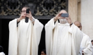 프란치스코 교황 “미사는 쇼 아냐…휴대전화 꺼내지 마세요”