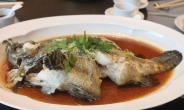 산케이 “韓 이어 中도 만찬 도발…남중국해 생선 올려”