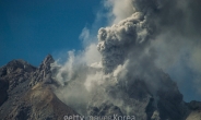 발리 아궁화산 분화…화산재·수증기 700m까지 치솟아
