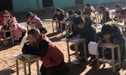 “교실 추워 운동장에서 수업”…엄한 정책에 고통받는 아이들