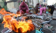 [포토뉴스] 올 최강 추위…장작불로 몸 녹이는 상인들