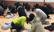 [포토뉴스]심폐소생술 배우는 학생들