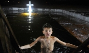 [세상은 지금] 예수의 세례기념…추위속 ‘물세례’