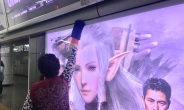 [르포] 화려한 지하철 광고 뒤…매일 ‘아이돌 얼굴’ 닦아주는 사람들