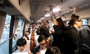 [작은배려, 대한민국을 바꿉니다]만원버스 속 ‘스마트폰 민폐족’…통로 막고 ‘꽈당’