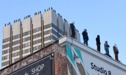 ‘런던 시민들 충격’…옥상 난간에 올라선 84명의 남자들
