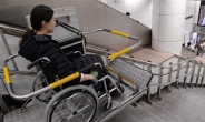 [본지기자 서울도심 휠체어 체험기] 장애인, 여전한 차별…버스타고 밥먹는데 반나절