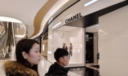 3대 명품 ‘샤넬’, 또 가격 인상…“한국인만 ‘봉’ 논란”