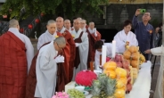 ‘불심잡기’ 나선 정치인들…부처님오신날 일제히 사찰 방문