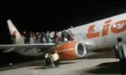 “폭탄이다” 농담 한마디에…인니여객기 탈출소동 11명 중경상