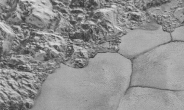 태양계 끝 명왕성서도 작은 얼음 알갱이 언덕 발견