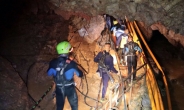 ‘물ㆍ공기와의 싸움’…태국 동굴 소년들 구조 임박
