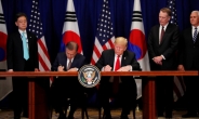 “트럼프 FTA 서명후 문 대통령에 선물한 펜은 유성 사인펜”…‘국격’논란 해소