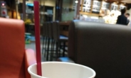 [뉴스탐색]플라스틱컵 금지한 커피전문점 “종이컵 괜찮으시죠?”