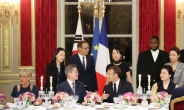 프랑스 방문 중인 文 대통령 “해외 순방서 이제껏 받아보지 못한 환대”