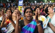 힌두사원 여성출입...인도 대법원 허용에도...반대 교도들 격렬 시위