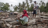 “달렸지만 파도가 나를 삼켰다”…인도네시아 쓰나미 사망자 400명 넘어