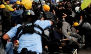 ‘주권 반환 기념일’ 맞은 홍콩…시위대 vs 경찰 또 다시 ‘강대강’ 대치