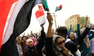수단 시민 수만명 ‘문민정부 요구’ 시위…경찰과 충돌·최소 7명 사망