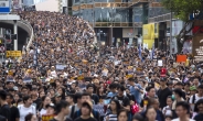 홍콩 시위대, 中본토인 향한 첫 호소…중국행 철도역서 전단지