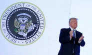 트럼프 등뒤에 흰머리독수리 없는 ‘가짜 대통령 문장’, 왜? “실수였다”