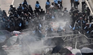 홍콩 시위 격화, 경찰 쏜 고무탄에 실명한 여성