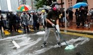 홍콩 경찰, 시위 참가자 알몸 수색 논란 “펜으로 허벅지 때려”