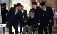 [헤럴드pic] 휠체어 탄 조국 동생…묵묵부답