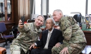 주한미군 사령관, 백선엽 장군 ‘100세 생일’ 축하 방문