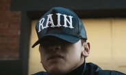 [추억저장소] RAIN모자·방탄조끼…시대를 ‘뒷서간’ 비의 ‘깡’ 패션
