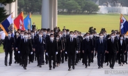 [헤럴드pic] 참배하는  21대 국회 전반기 신임의장단 및 상임위원장단과 원내대표단