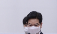[헤럴드pic] 생수병을 들고 있는 김창룡 경찰청장 후보자