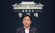 청와대 “박 시장 의혹, 진실 밝혀야…피해자에게 위로의 말씀”
