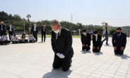 81세 노(老)정치인의 무릎사과…통합당 살리는 김종인