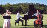 억새밭 한가운데 검은피아노…드론·영상…새 시대 새 클래식