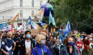 유럽 기후변화 반대시위…“마스크 올리고, 온실가스 내리고”