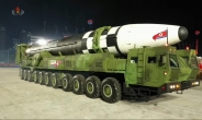 북한, 열병식서 신형 ICBM 공개…