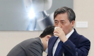 [헤럴드pic] 물 마시는 양승동 한국방송공사 사장