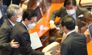 [헤럴드pic] 본회의장을 떠나는 더불어민주당 정정순 의원