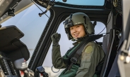 해병대 첫 여군 헬기 조종사 탄생…학군 출신 조상아 대위