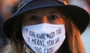미 CDC “마스크 쓰면 착용한 사람에게도 도움돼”