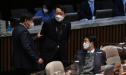 [헤럴드pic] 동료의원들과 대화하는 더불어민주당 김태년 원내대표