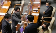 [헤럴드pic] 필리버스터 마친 더불어민주당 홍익표 의원