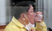 [헤럴드pic] 물마시는 김태년 더불어민주당 원내대표