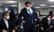 [헤럴드pic] 자리를 뜨는 김태년 더불어민주당 대표 직무대행