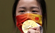 [사격] 대회 첫 금메달 주인공 中 양첸, 직접 목에 걸고, 마스크 위로 메달키스