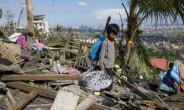 Typhoon deaths in Philippines top 100, mayors plead for food