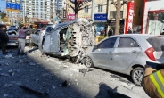 대형마트 5층 주차장서 택시 추락해 달리던 차량 덮쳐…1명 사망 · 8명 부상